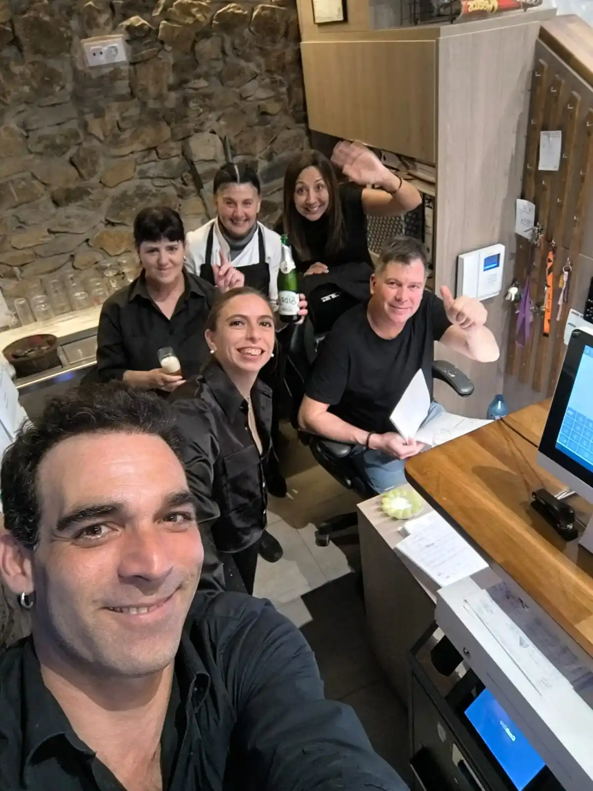 Chelita con sus compañeros de trabajo en el restaurante Más Palou-