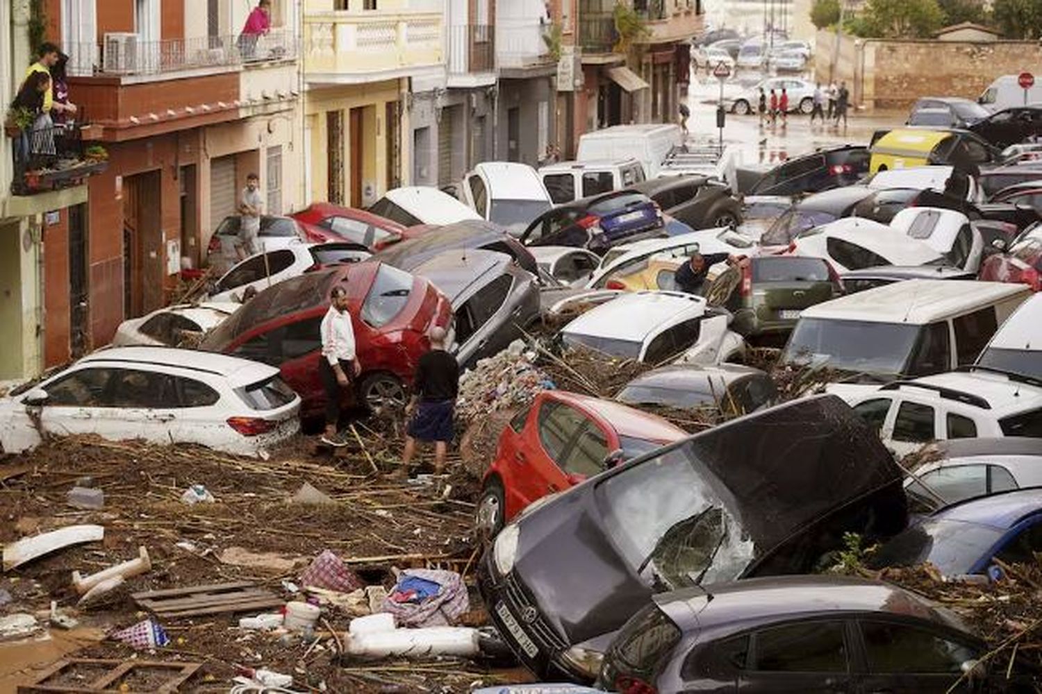 Inundaciones en España: al menos 95 muertos por uno de los peores desastres en Valencia