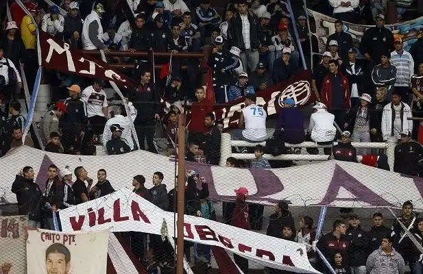 Un muerto por un tiroteo en un enfrentamiento entre barras en Lanús