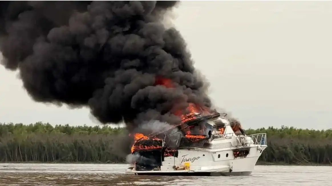 Una densa columna de humo negro se elevó tras el incendio del yate en el río Paraná.