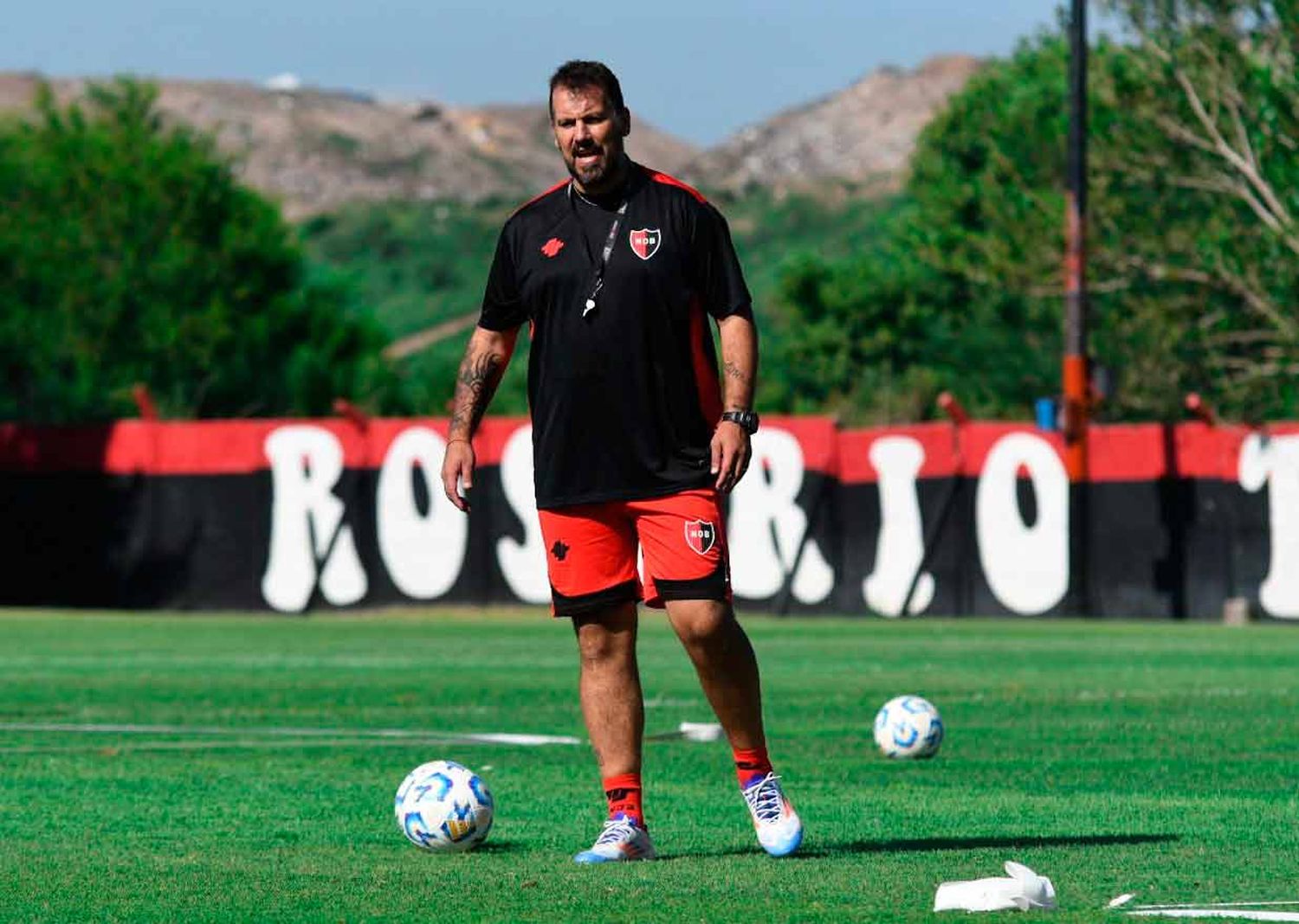 Fabbiani dirigió su primera práctica como técnico en Newell's que ya piensa en Barracas