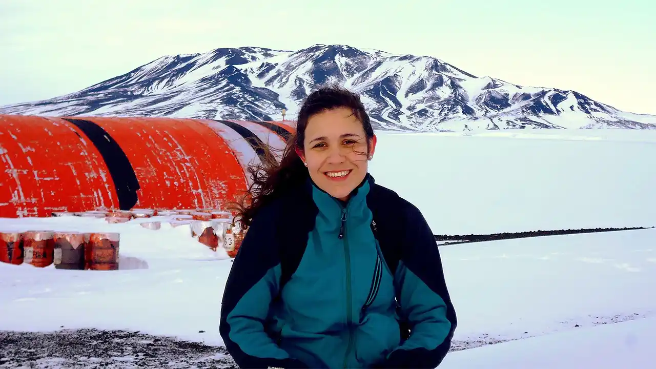 Florencia Jauregui, fue la primera mujer civil y bioingeniera en vivir un año en la Antártida