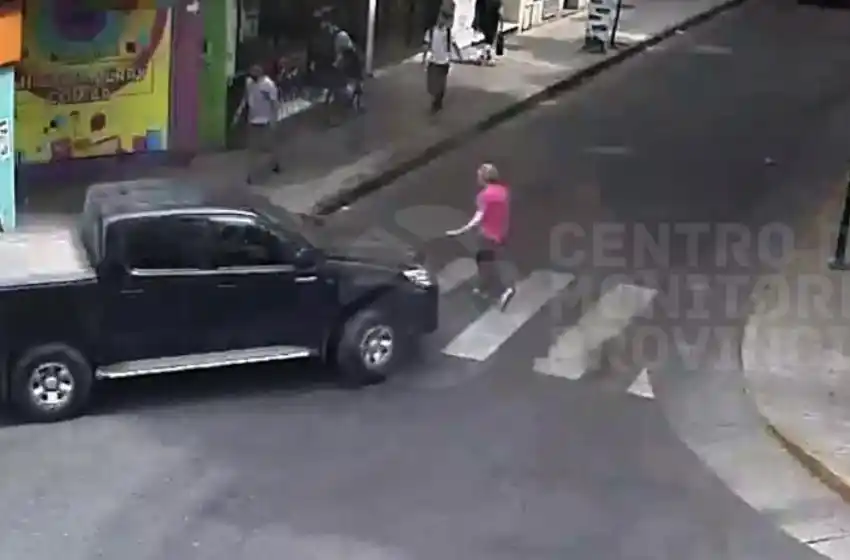 Video: se distrajo al volante y atropelló a una anciana que cruzaba la senda peatonal en pleno centro