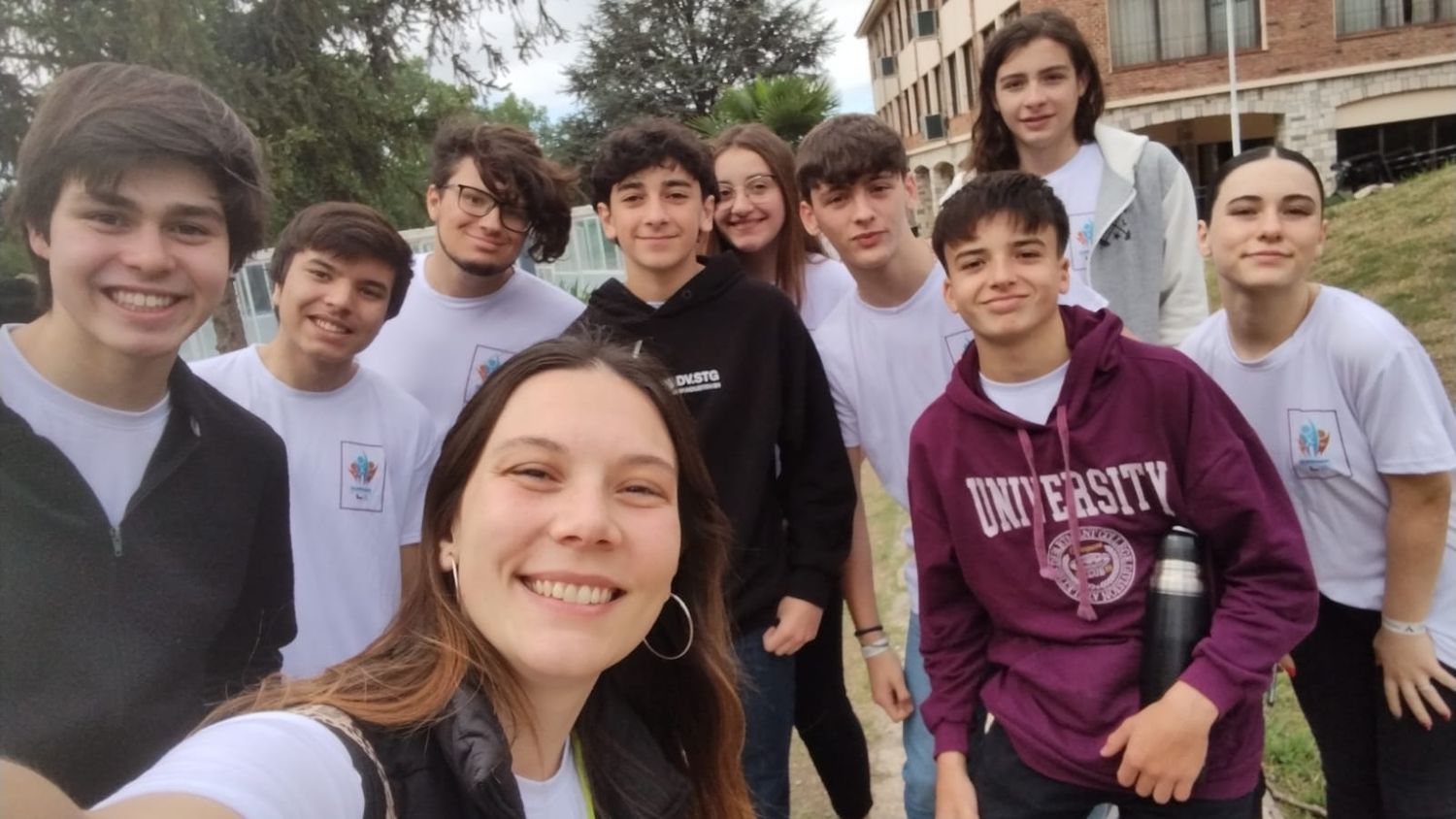 Agustina Brutti junto a los representantes gualeyos en la olimpiada internacional.