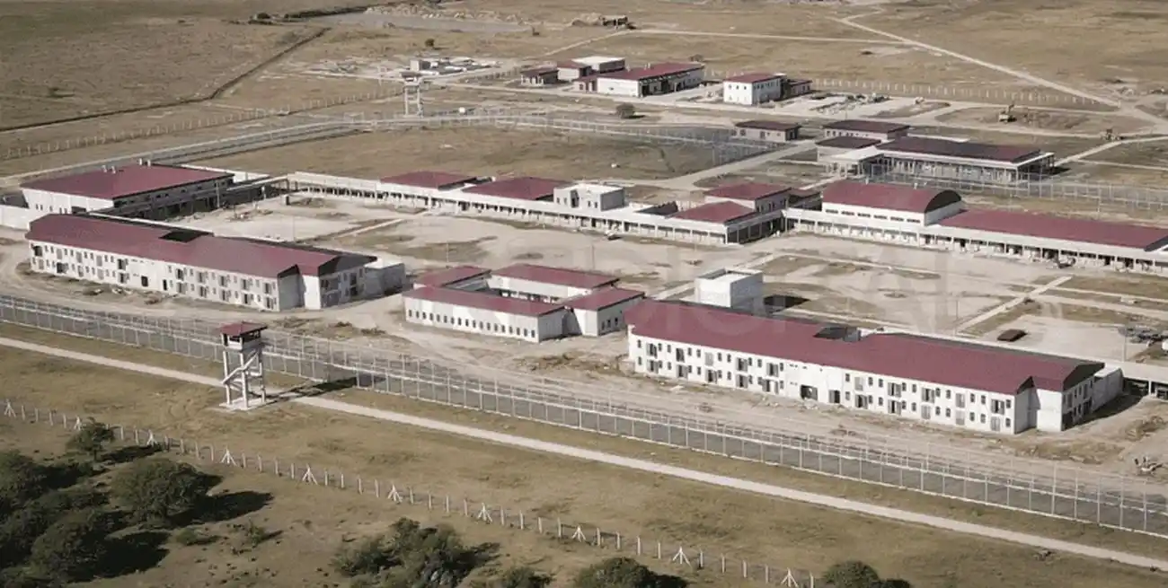 Ante esa situación irregular de posible fuga, el guardia de turno dio aviso a los agentes penitenciarios del lado externo y se implementó un rápido operativo de recaptura.