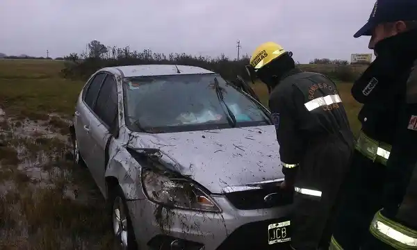 Dos hombres y sus hijos protagonizaron un vuelco en Ruta 14