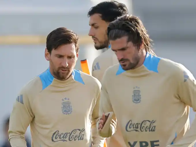 Messi, De Paul y Paredes, en un entrenamiento.