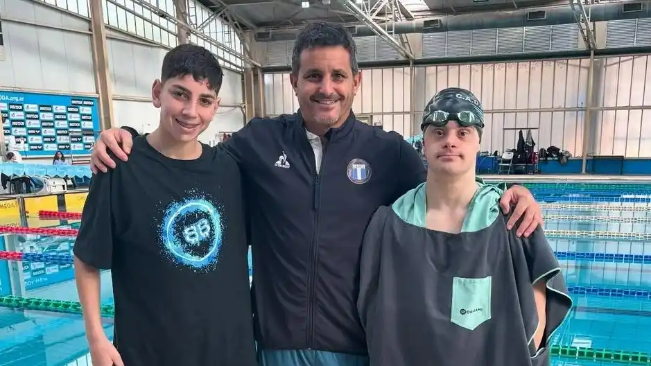 Thiago García y Nicolás Améndola, junto al profesor Marcos Bertone
