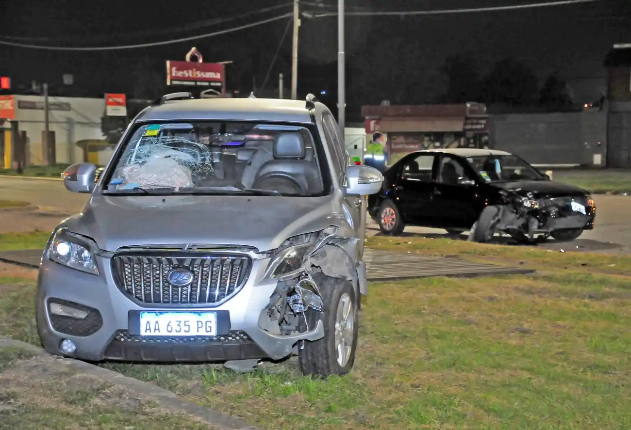 Dos vehículos chocaron en Primera Junta y Espora y una mujer sufrió heridas