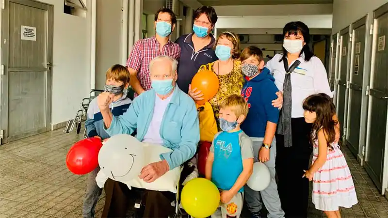 Dieron el alta a un médico de 73 años que pasó 85 días en terapia por Covid