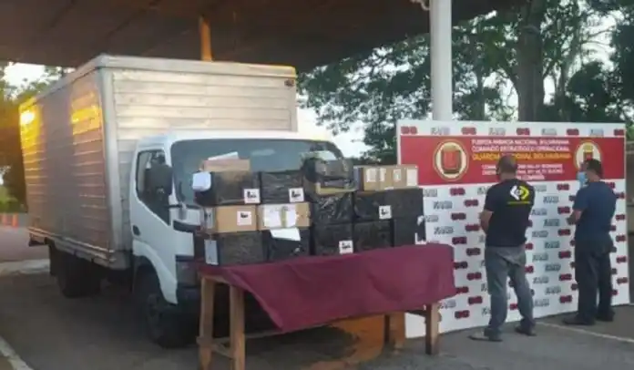 POR CONTRABANDO Detienen a dos sujetos con 1.154 teléfonos móviles