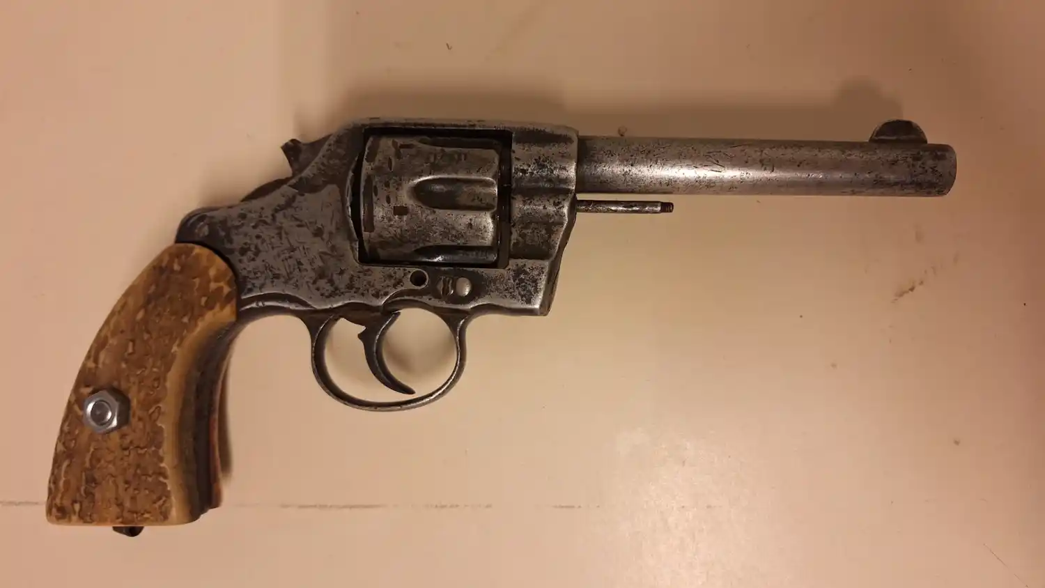El revólver calibre .38 fue secuestrado durante un operativo policial en una estación de servicio.