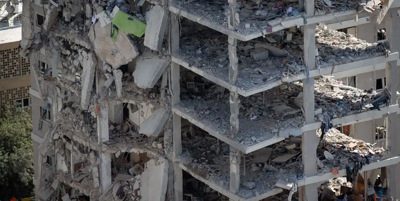 Edificio dañado por un misil disparado desde Irán en el centro de Israel. Crédito: Xinhua.