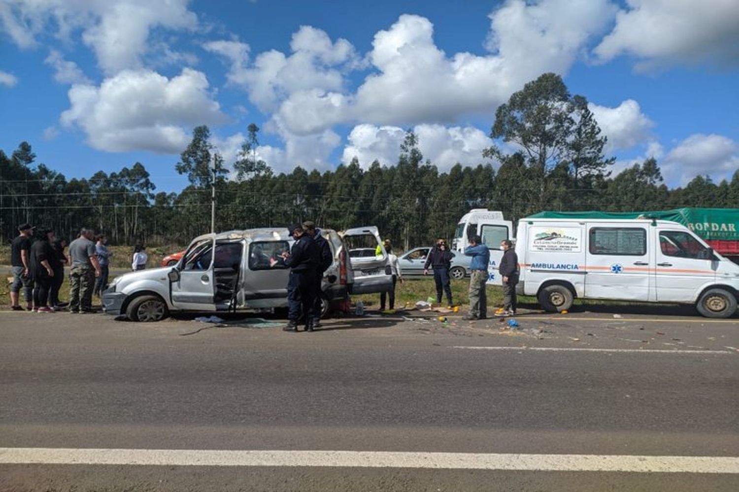 Volcó una camioneta y dio varios tumbos: una mujer y su hijo fueron hospitalizados