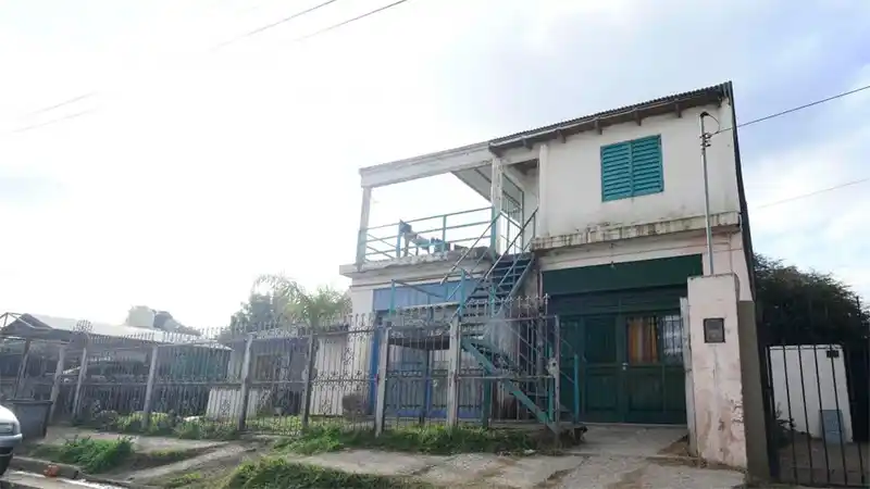 Fue a bailar, dejó sus hijos con una nena y la vivienda se incendió