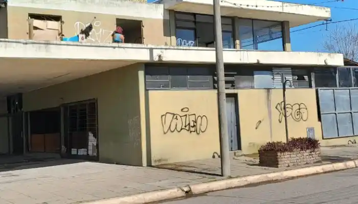 ocupas en la vieja terminal de nuevo colgando ropa