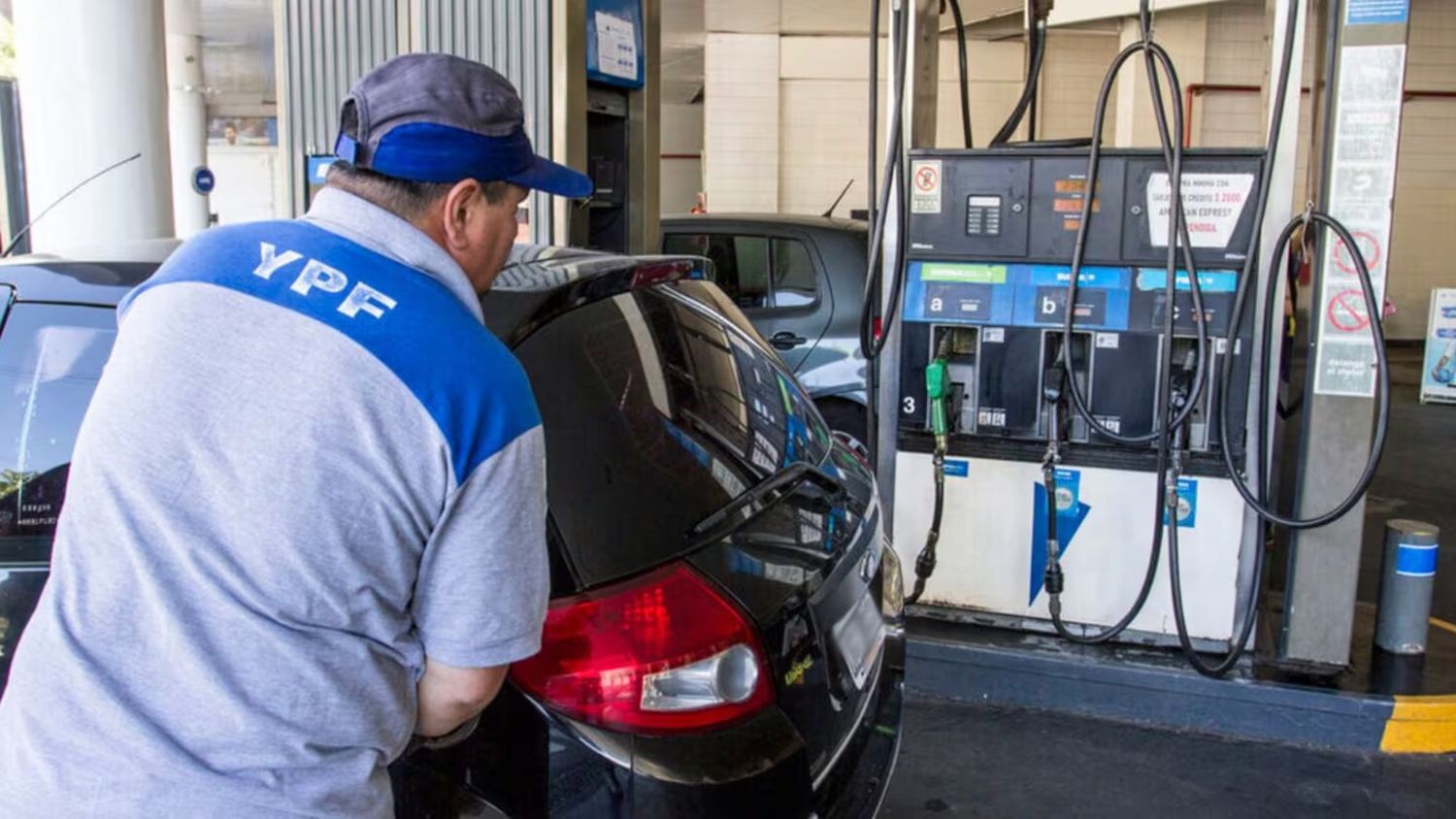 El Gobierno actualizó los impuestos al combustible y desde el domingo aumentarán la nafta y el gasoil