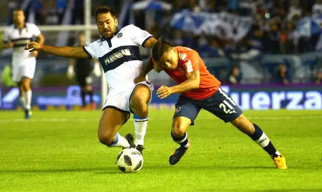 Rosario Central va otra vez por Fabián Rinaudo del Lobo y Newells por Mariano Soso de Emelec