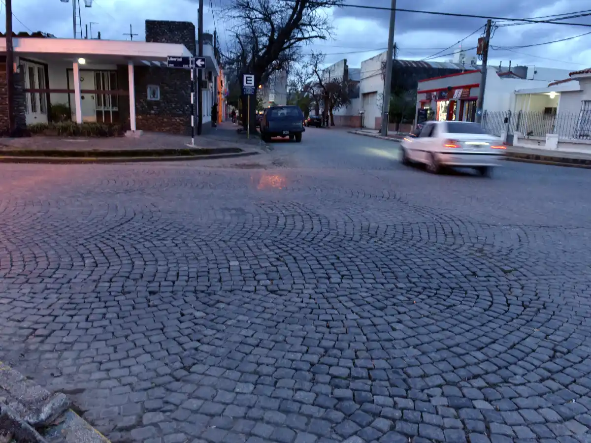 Piden reparar el empedrado histórico de la ciudad que desgasta el tiempo