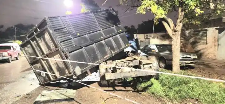 Choque entre colectivo y camión en Salvadores y Eva Peron - 1