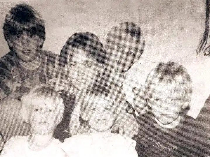 Los hermanos Andersen y su mamá Noreen, en 1995