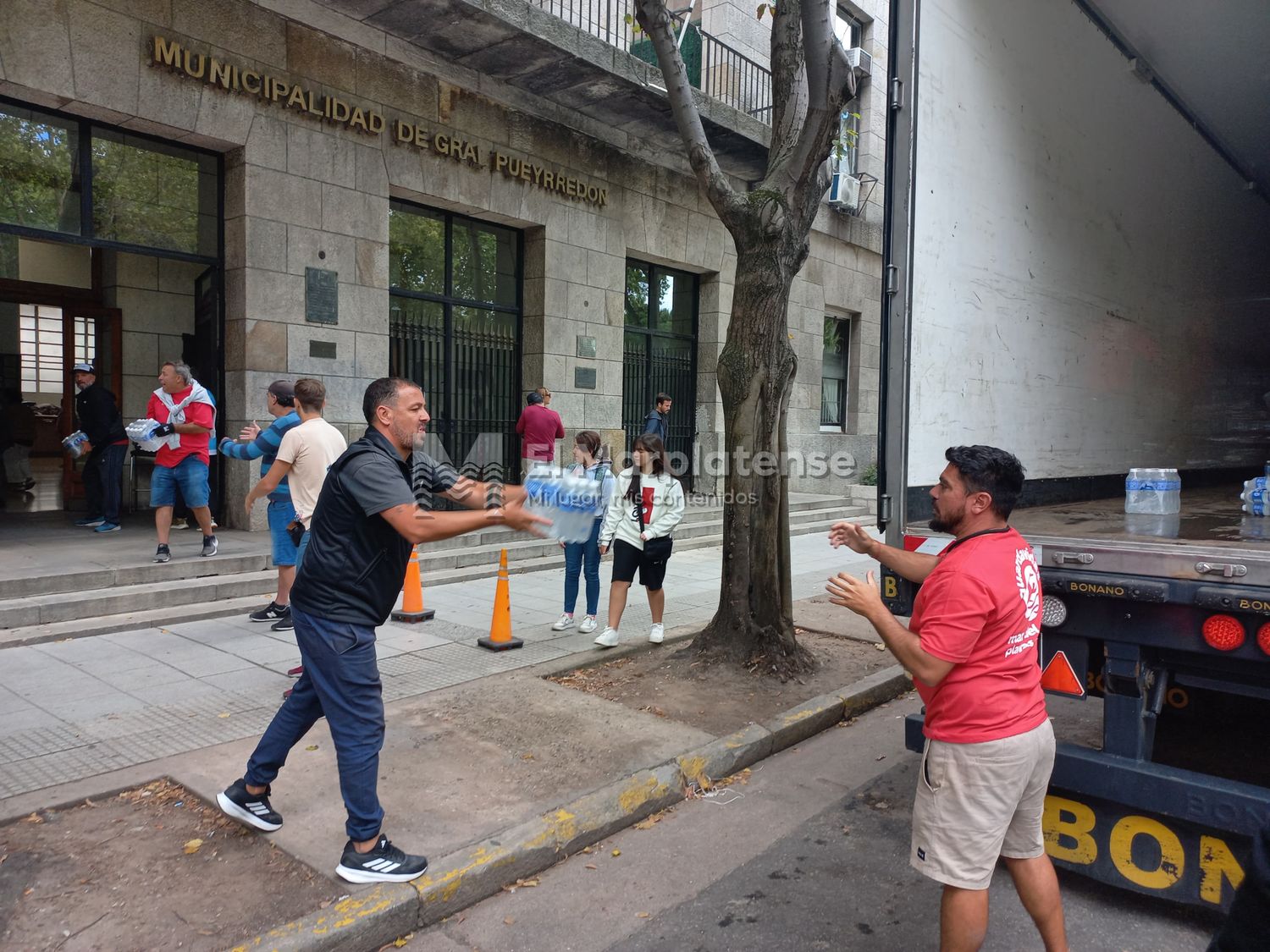 Un camión fue  cargado con la mercancía recolectada, incluyendo botellas de agua embotellada, colchones y ropa en buen estado.