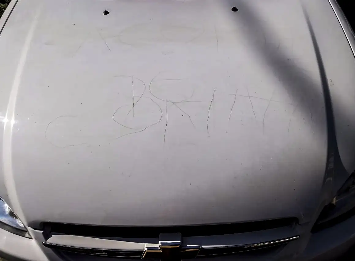 Le rayaron el auto a una docente con un mensaje intimidatorio: “Acordate de Corina”