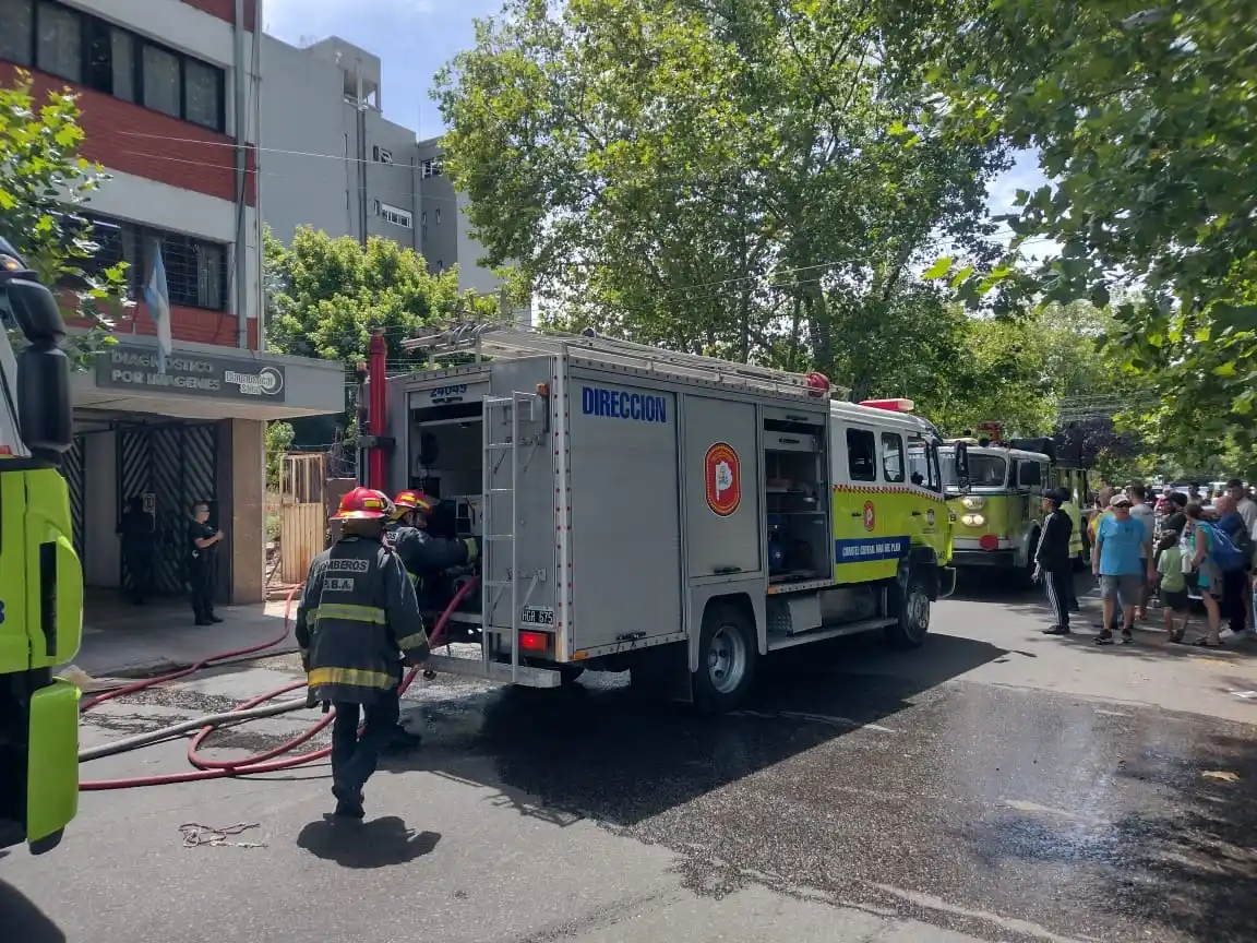 Incendio en una vivienda de la calle España: no se registraron heridos y el tránsito permanece cortado
