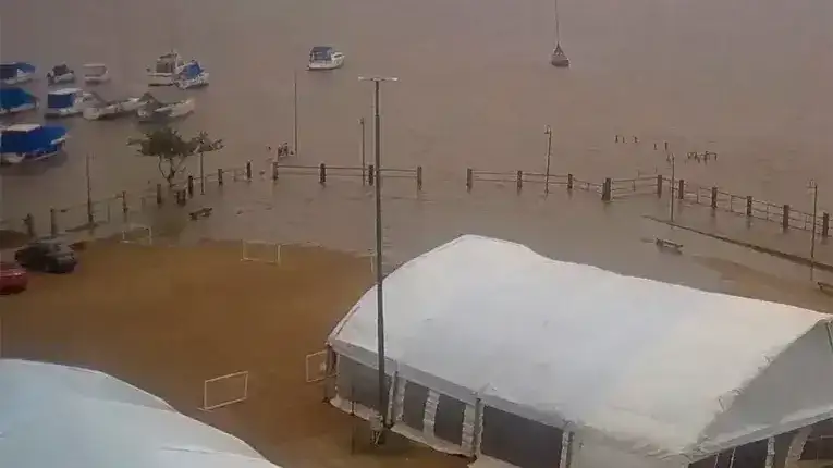 El río Uruguay casi duplicó su altura en una semana y el agua avanzó sobre la costanera de Colón