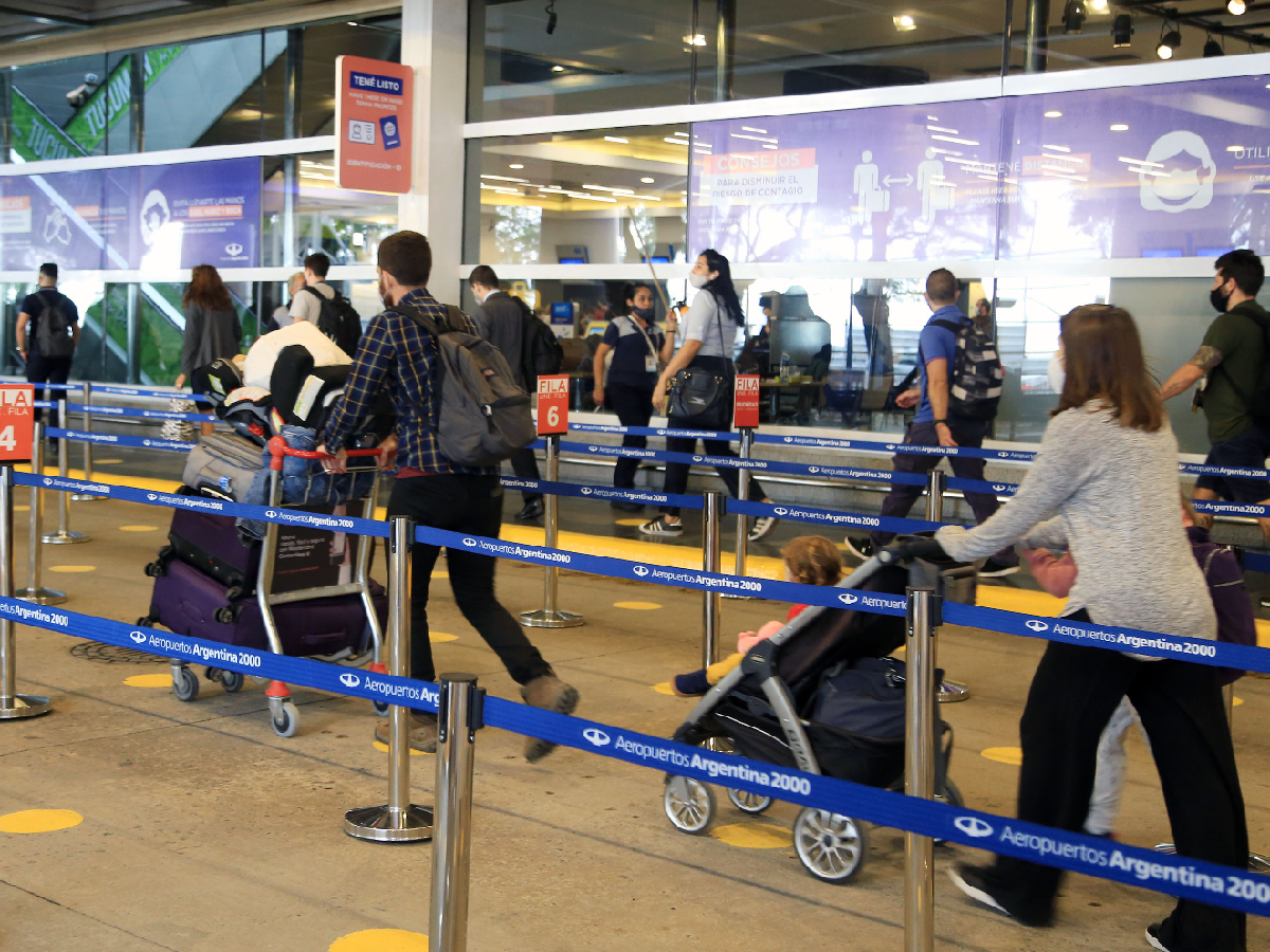 Encuesta: el 51% de los argentinos no piensa viajar al extranjero hasta vacunarse 
