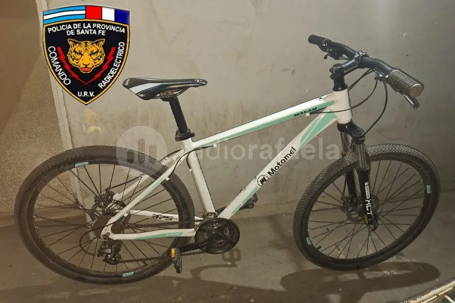 Entre pastizales a la vera de la Ruta 34, hallaron dos bicicletas abandonadas