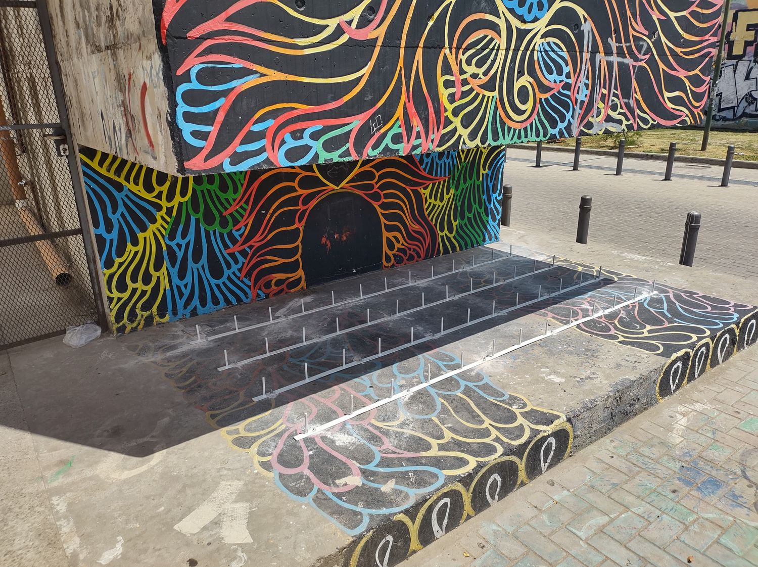 ¿Una solución que no resuelve nada? Colocaron “pinchos” en el Paseo de las Artes para que no se "instalen" personas