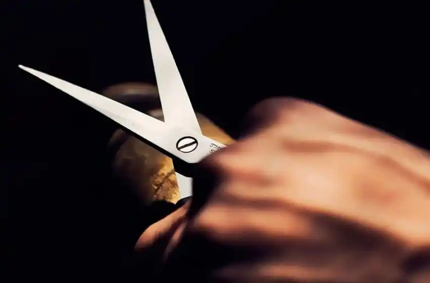 En el medio de una discusión, tomó una tijera y se la clavó a su esposo