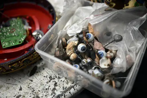 Una caja llena de ojos de muñecas se ve en el "Hospital del Juguete", en Madrid el 20 de diciembre de 2022. - 