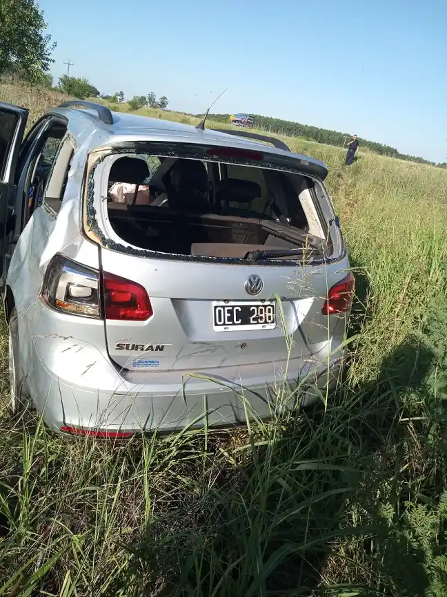 Vuelco de un automóvil en la autovía Artigas