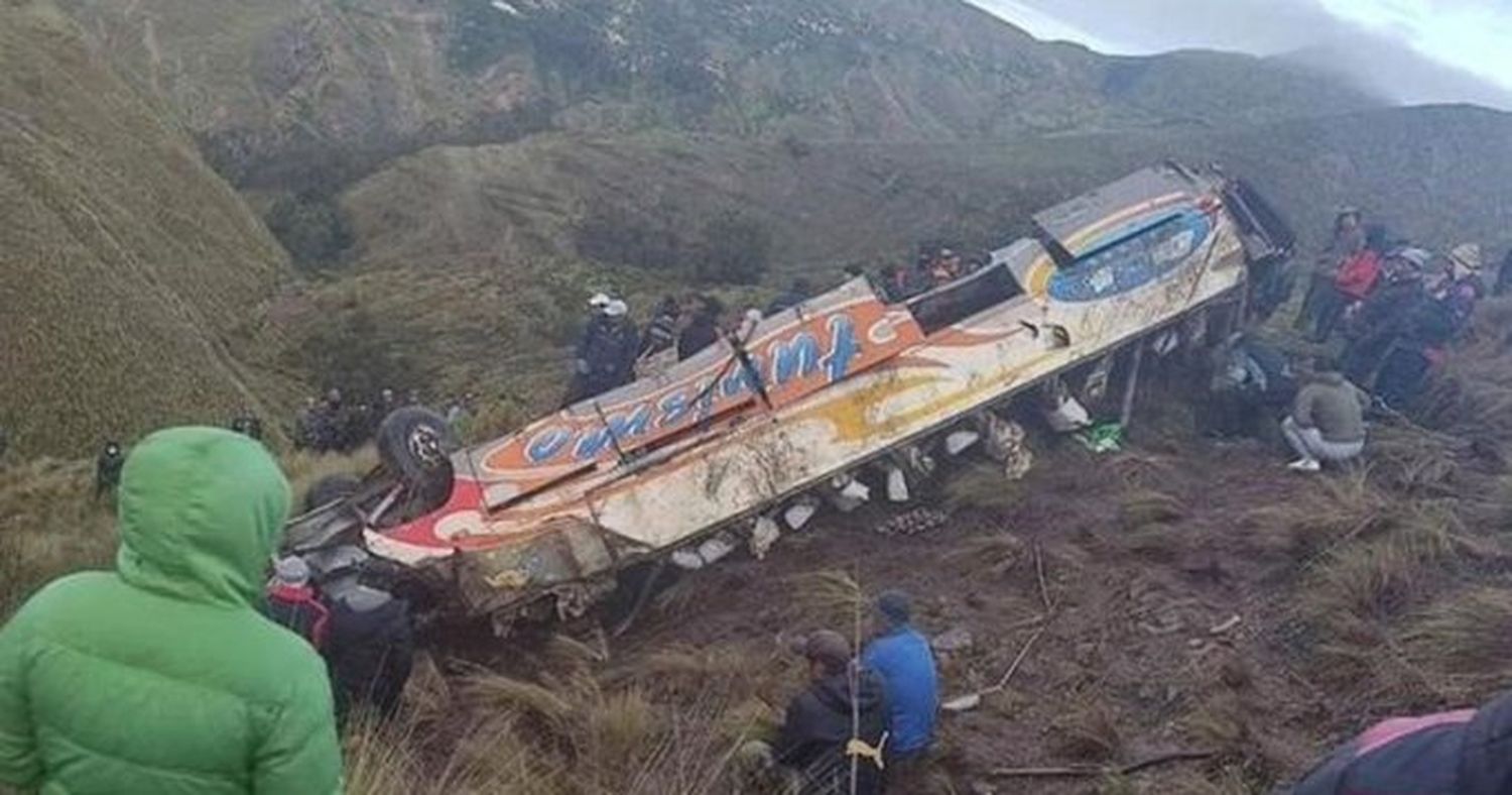 Tragedia en Bolivia: once personas murieron tras caerse un micro por un barranco