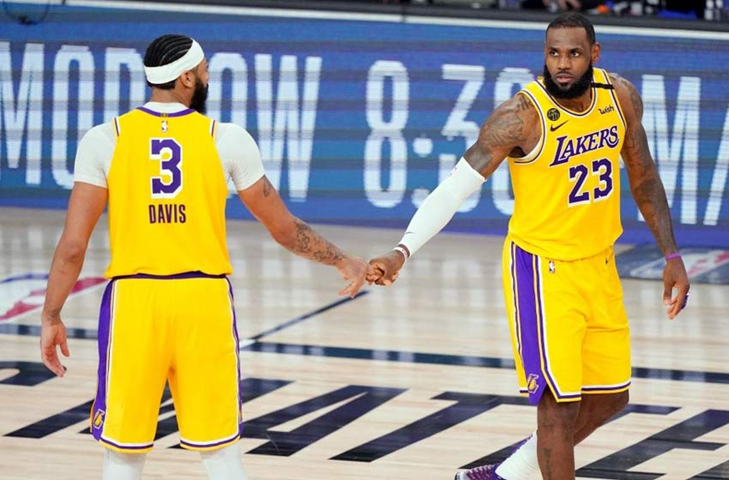 Con Ginóbili entre las leyendas de la tribuna virtual, los Lakers se quedaron con el primer partido de las Finales