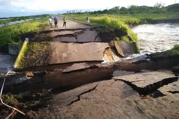 Realizaron obras ilegales, provocaron el derrumbe de un tramo de la ruta provincial 1 y pusieron en riesgo todo el casco urbano de Colonia Teresa