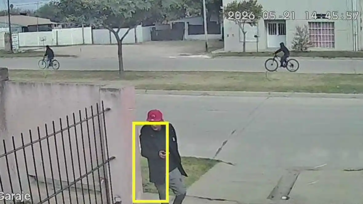 Ingresaron a la casa de un periodista en el norte de la ciudad: se busca al sospechoso captado por las cámaras