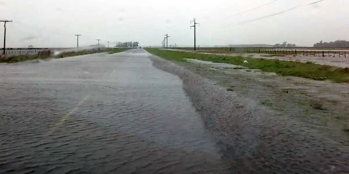 La ruta 88, cortada por el desborde de un arroyo