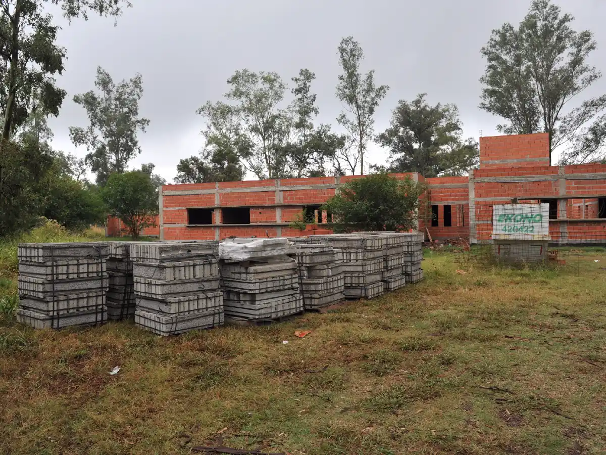 Tres detenidos  por robar  bolsas de cemento 
