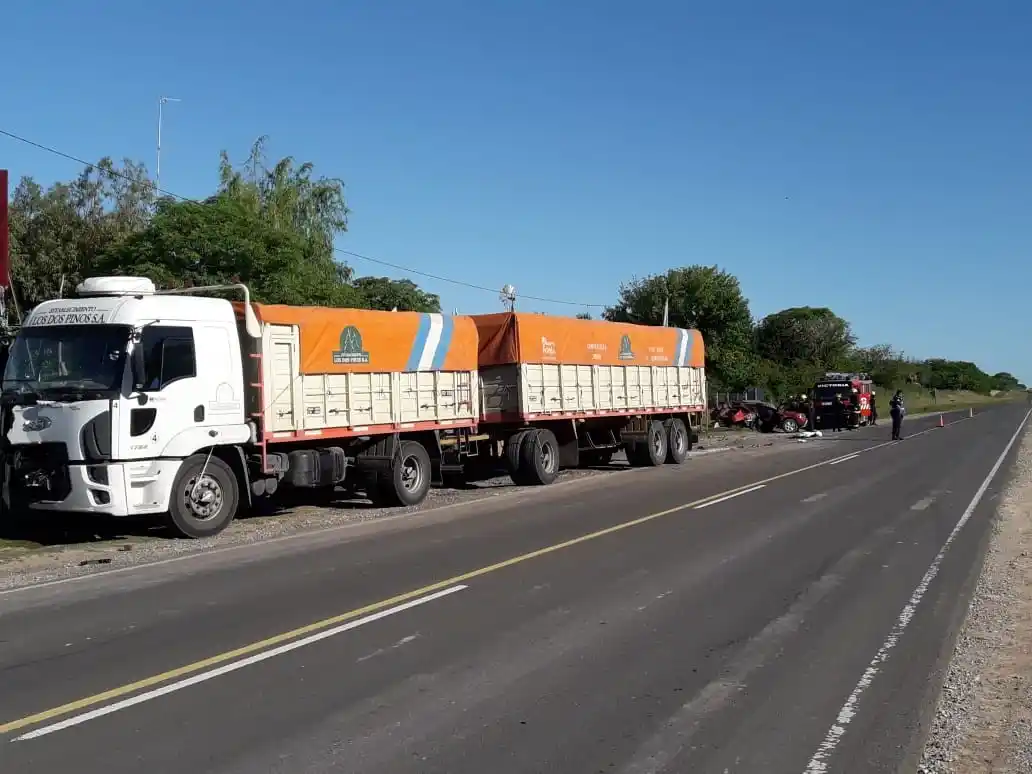 En un accidente en ruta 11 fallecen una mujer de 37 años, su hija de 16 y su hijo de 6 años