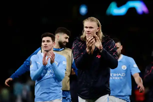 Haaland y Alvarez festejan la victoria ante Young Boys.