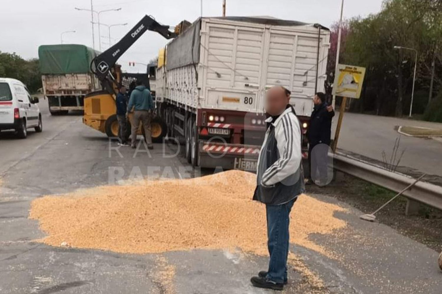 Esta mañana: media calzada obstruida en Ruta 34 por derrame de cereal