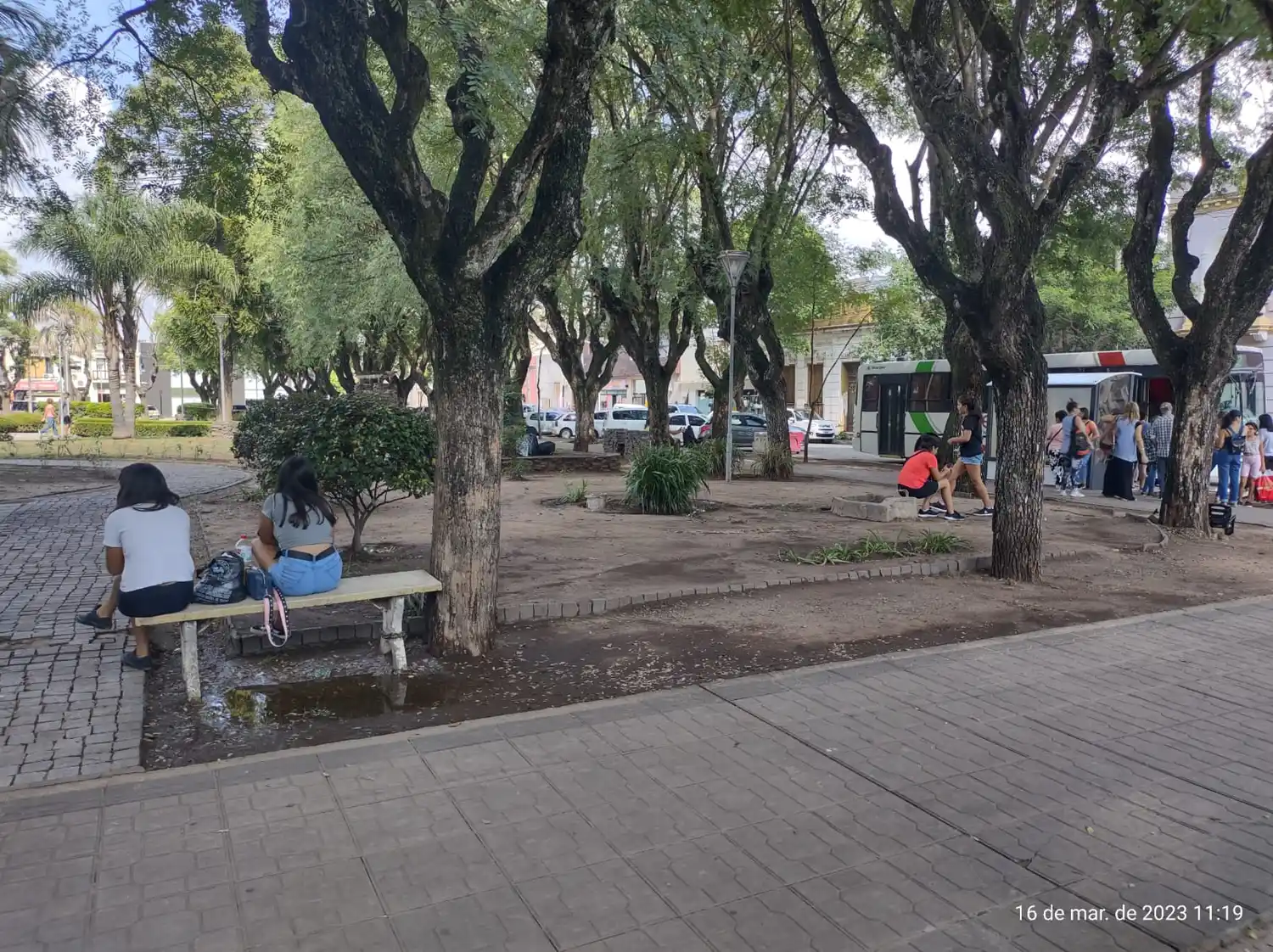 “Más bancos para esperar el colectivo”