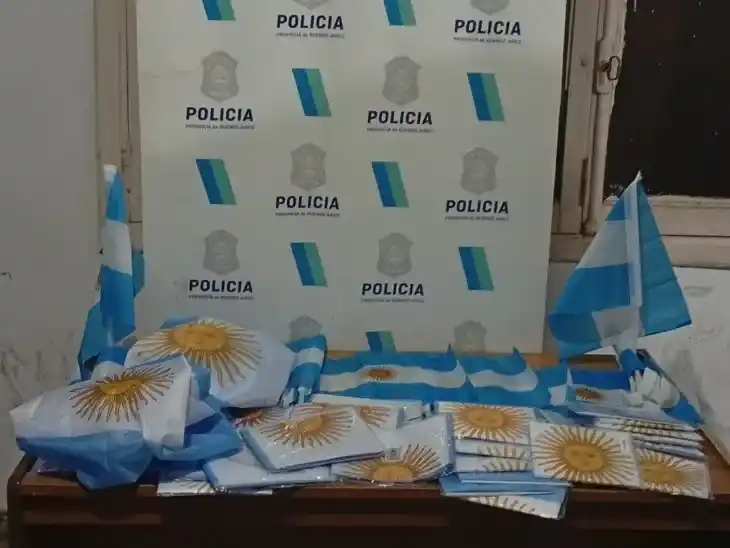 Secuestraron 17 banderines argentinos con soporte para vehículos y 33 banderas nacionales.