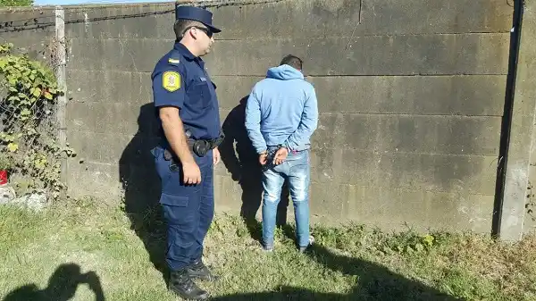 Un menor atropelló a un policía en su intento de escapar en una moto