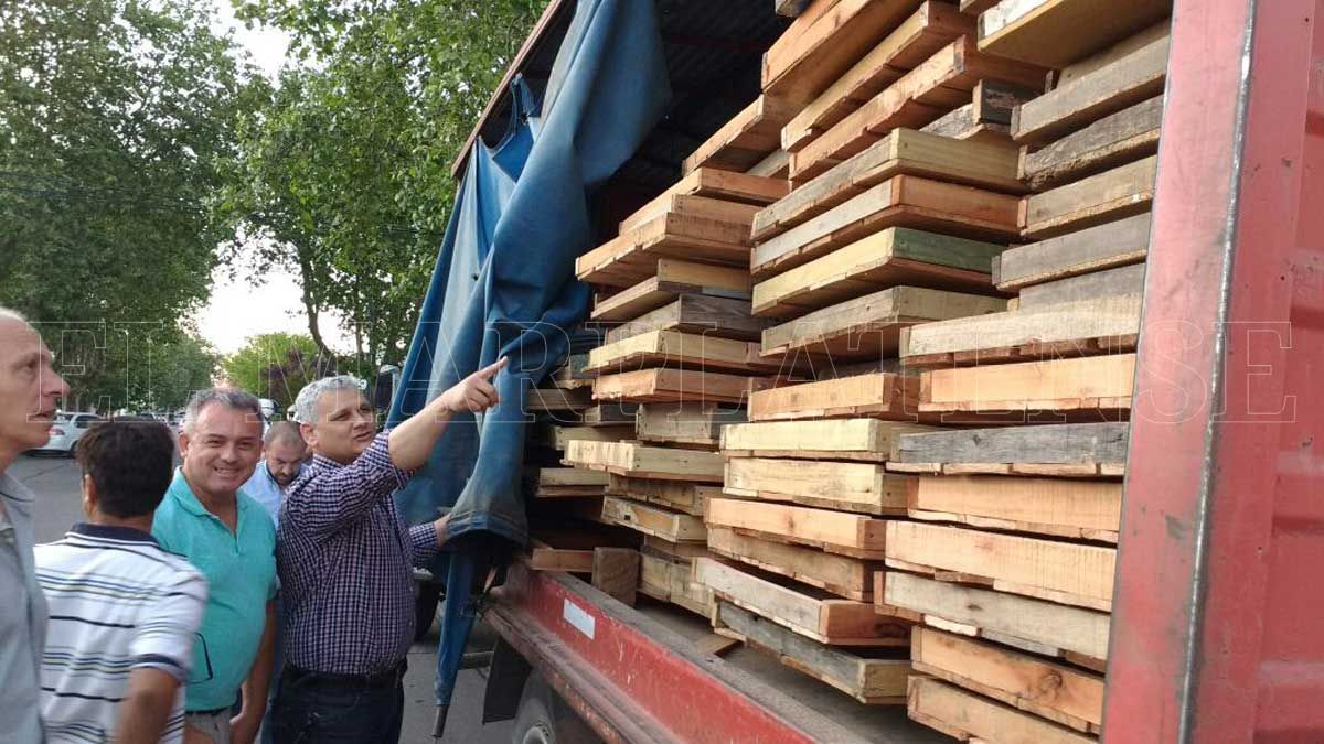 Secuestraron camión que proveía tablones a manteros en Plaza Rocha