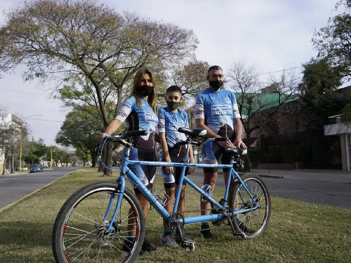 La bici tándem de Benja lista para pedalear por la  solidaridad en las sierras