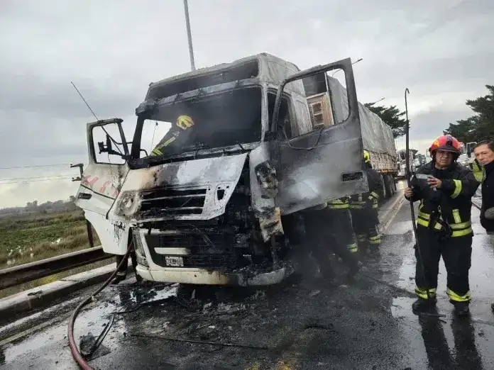 Impactante incendio en la cabina de un camión en la Ruta 12